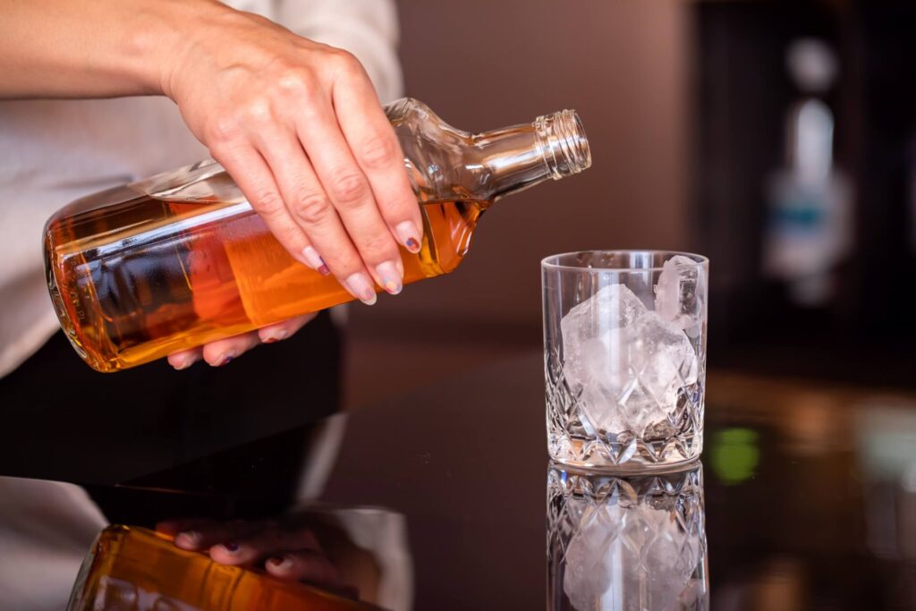 お酒を注いでいる様子